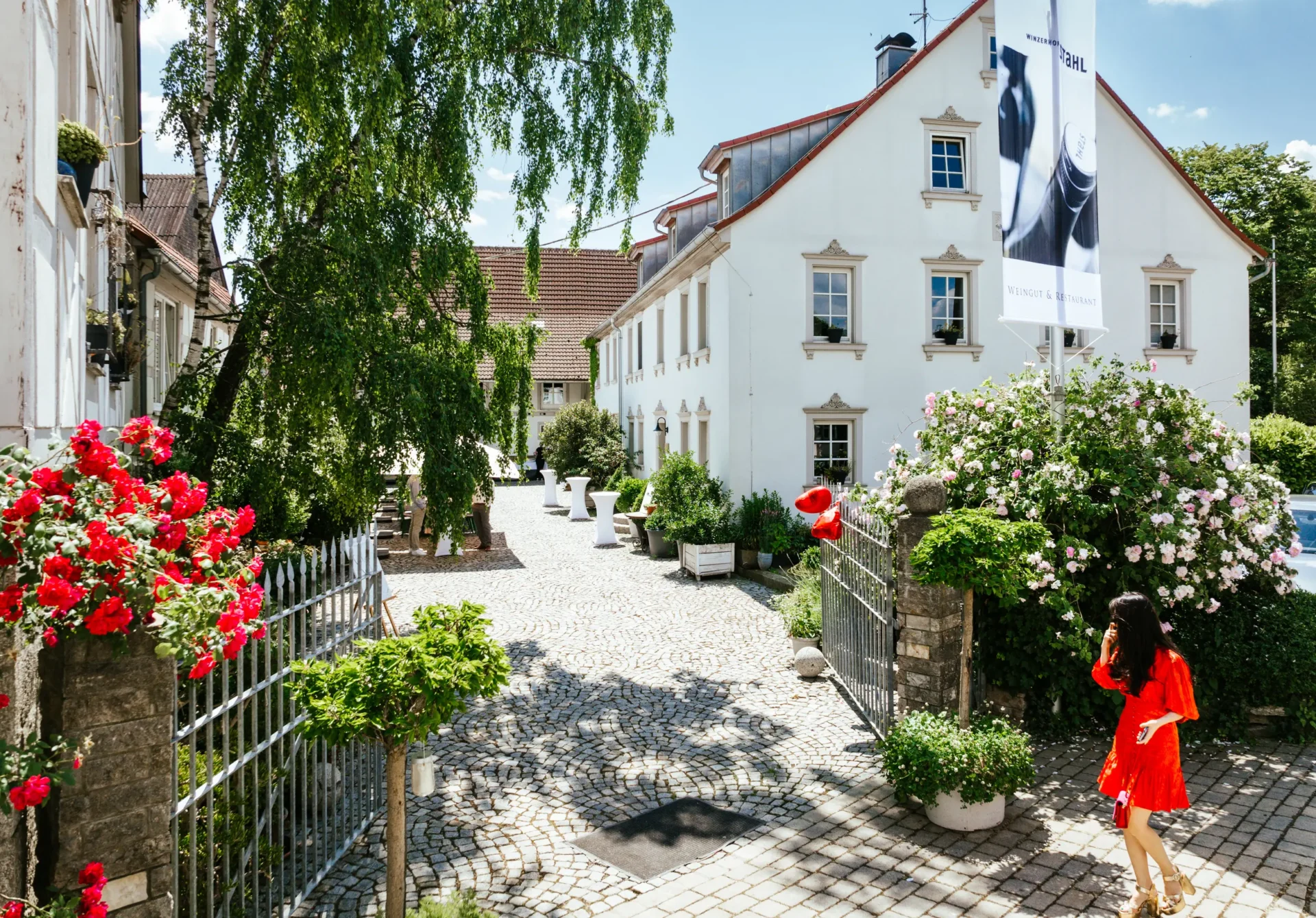 Eingangstor zum Winzerhof Stahl, die Hochzeitslocation am Taubertal zw. Würzburg u. Rothenburg, Franken · Winzerhof Stahl™ Auernhofen · fein speisen, besondere Momente, feiern bis zum Morgengrauen