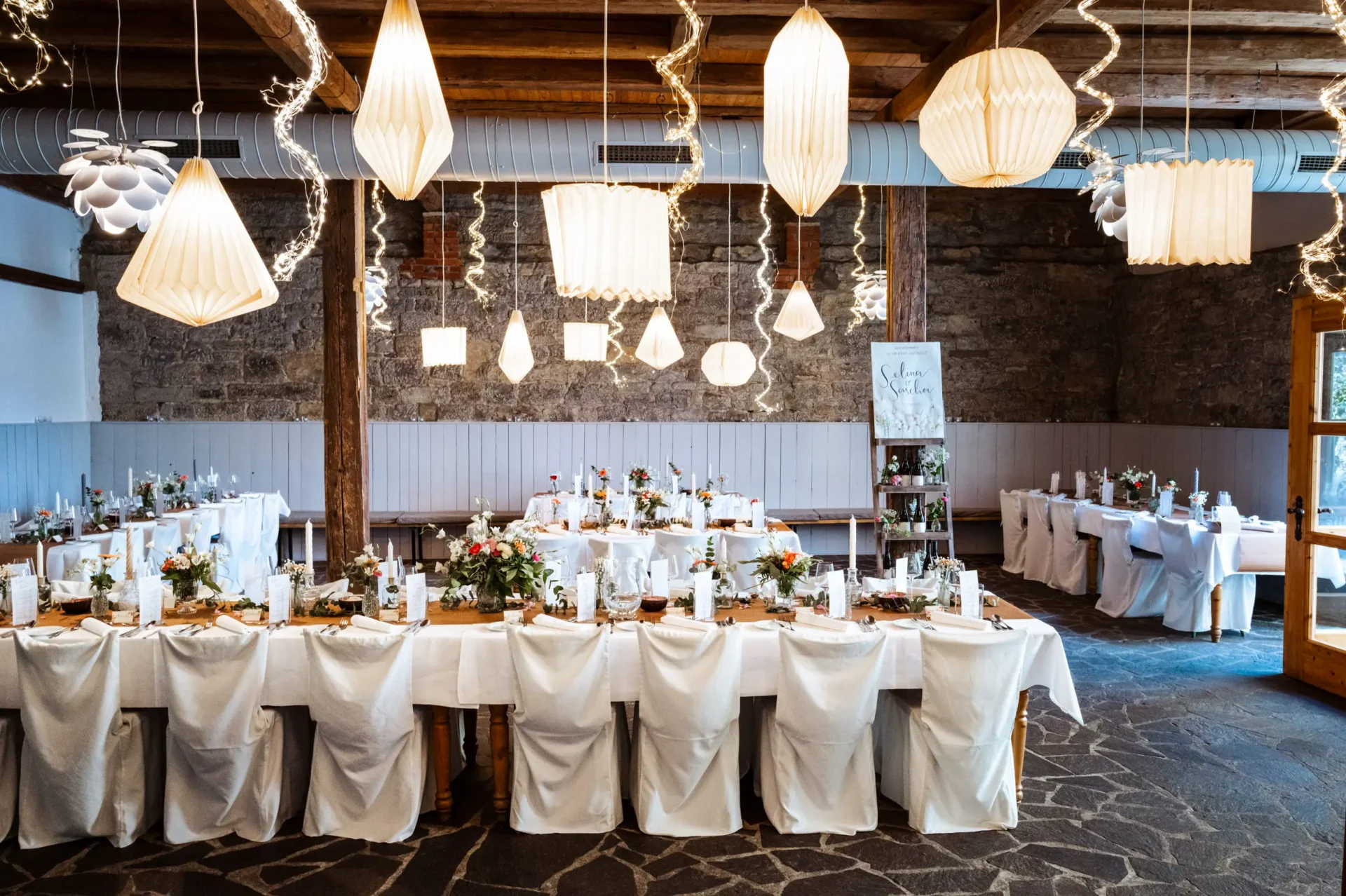 Dinner im Festsaal "Tenne" in der Hochzeitslocation Winzerhof Stahl™ Auernhofen nahe Taubertal zw. Würzburg u. Rothenburg · fein speisen, besondere Momente, feiern bis zum Morgengrauen