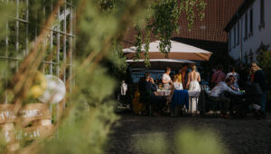 Empfang im Innenhof der Hochzeit und Event Location Winzerhof Stahl, Auernhofen, nähe Taubertal zwischen Würzburg und Rothenburg o. d. T. in Franken, Bayern