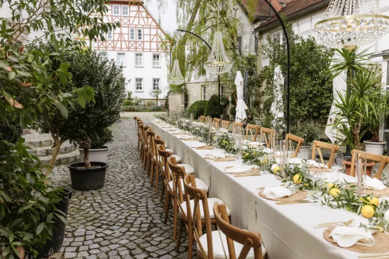 Gedeckte Hochzeit-Bankett-Tafel im Innenhof des Winzerhofs Stahl – Traum-Hochzeit im Winzerhof Stahl Auernhofen nahe Taubertal zwischen Würzburg und Rothenburg im Main-Tauber-Kreis