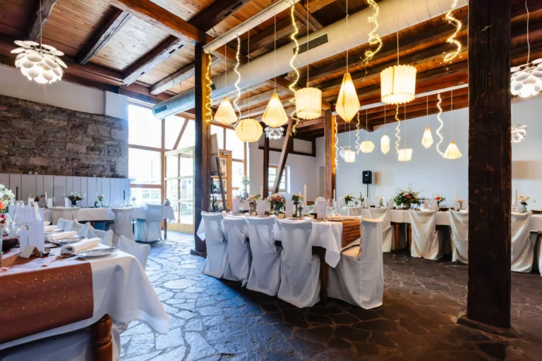 Hochzeitsbankett in der Tenne des Weinguts im Winzerhof Stahl – beste Hochzeitslocation am Taubertal zwischen Würzburg und Rothenburg