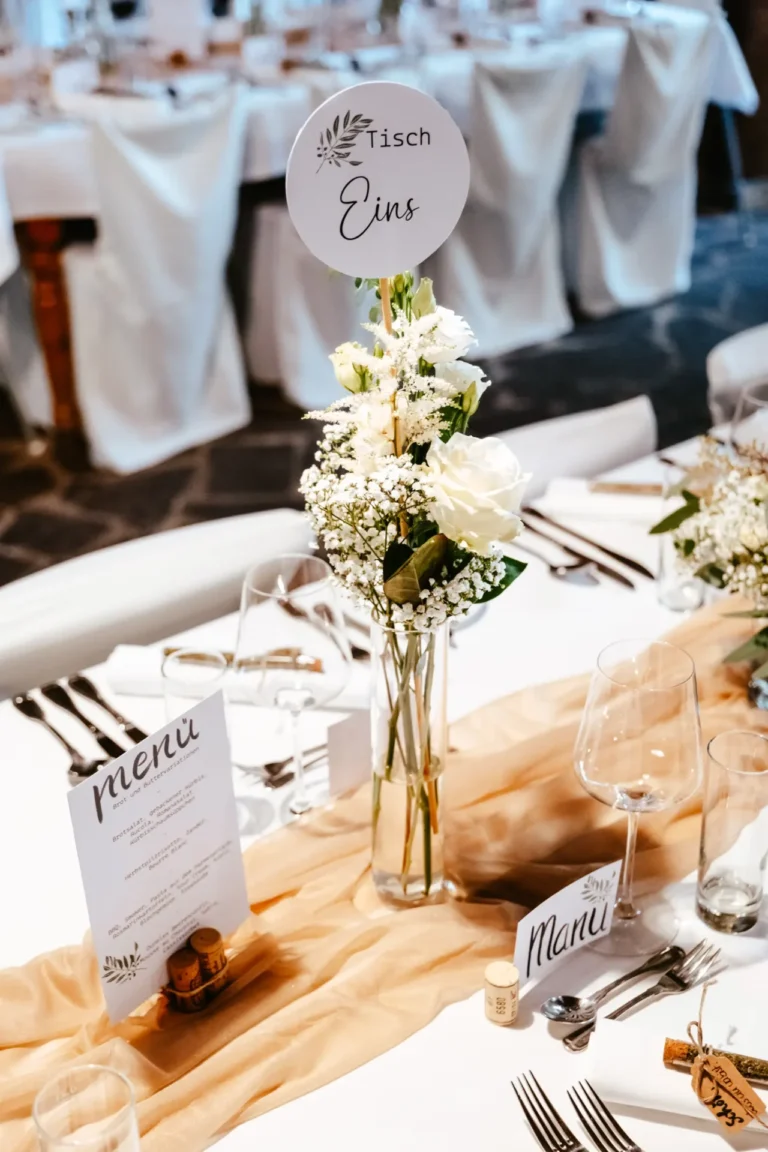 Tischdekoration im Festsaal "Tenne" in der Hochzeit Event Location Winzerhof Stahl™ nahe Taubertal zw. Würzburg u. Rothenburg · köstlich speisen, besondere Momente, feiern bis zum Morgengrauen