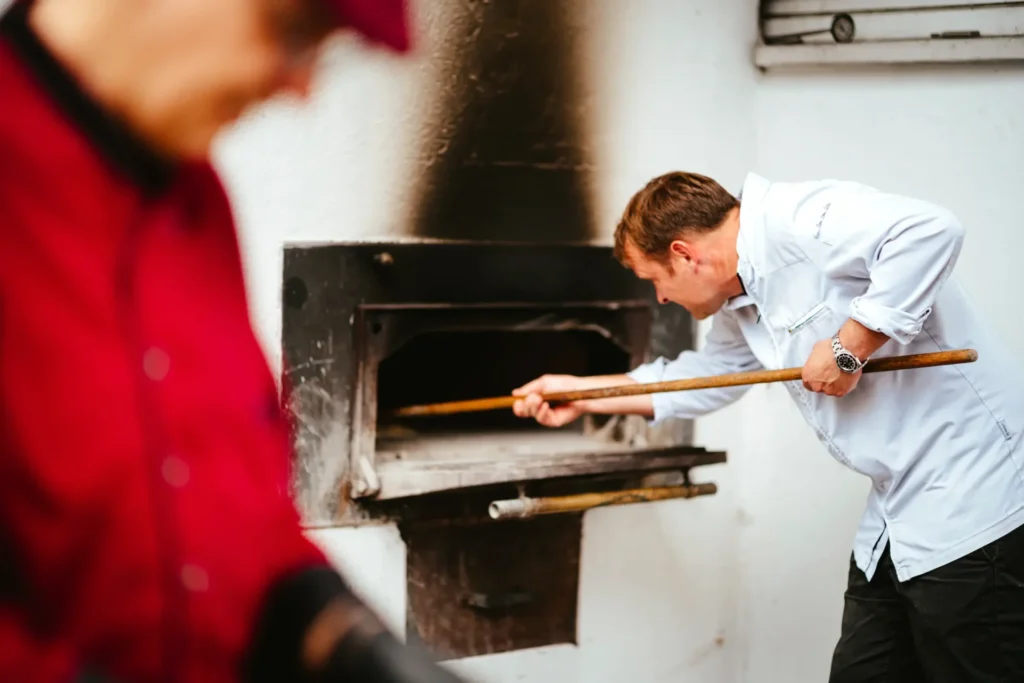 Flammkuchen aus dem Steinofen in der Hochzeitslocation Winzerhof Stahl™ Auernhofen nahe Taubertal zw. Würzburg u. Rothenburg · köstlich speisen, besondere Momente, feiern bis zum Morgengrauen