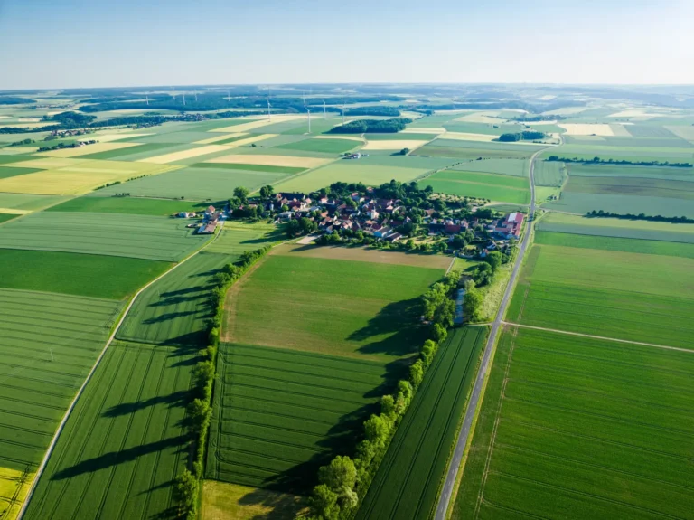 Luftbild auf Auernhofen-Simmershofen im Landkreis Neustadt an der Aisch-Bad Windsheim in Mittelfranken. Hier befindet sich der Winzerhof Stahl mit Fine Dining Restaurant und Festsaal. Hochzeits- und Fine Dining Gäste können im Gästehaus Stahl übernachten oder bei Familie Hollenbach, gleich gegenüber.